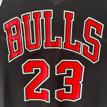 Carregar imagem no visualizador da galeria, Camiseta Chicago Bulls Alternate 1996-98 Michael Jordan #23 Champion Vintage - S/M