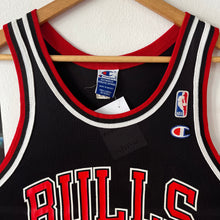 Carregar imagem no visualizador da galeria, Camiseta Chicago Bulls Alternate 1996-98 Michael Jordan #23 Champion Vintage - S/M