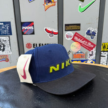 Carregar imagem no visualizador da galeria, BNWT Gorra Nike 1998 Vintage