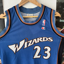 Charger l'image dans la galerie, Camiseta Washington Wizards Road 2001-03 Michael Jordan #23 Champion Vintage - XS