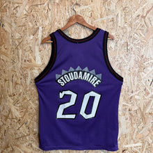 Cargar imagen en el visor de la galería, Camiseta Toronto Raptors Road 1995/96 Damon Stoudemire #20 Champion Vintage - L/XL