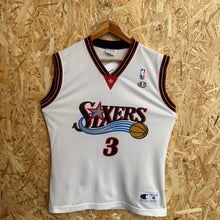 Charger l'image dans la galerie, Camiseta Philadelphia 76ers 2000/03 Home Allen Iverson #3 Champion Vintage - M/L