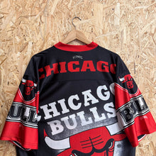 Cargar imagen en el visor de la galería, Camiseta AOP Chicago Bulls 90s Nutmeg Mills Vintage - XL/XXL