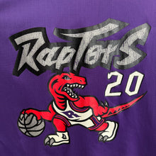 Cargar imagen en el visor de la galería, Camiseta Toronto Raptors Road 1995/96 Damon Stoudemire #20 Champion Vintage - L/XL