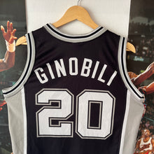 Cargar imagen en el visor de la galería, Camiseta San Antonio Spurs Road 2004-08 Manu Ginobili #20 Champion Vintage - S/M