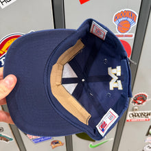Carregar imagem no visualizador da galeria, BNWT Gorra Michigan Wolverines Late 90s Sports Specialties Vintage