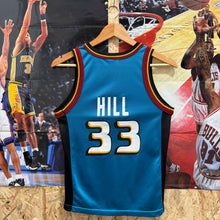 Cargar imagen en el visor de la galería, Camiseta Detroit Pistons Road 1999/00 Grant Hill #33 Champion Vintage - M YOUTH