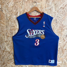 Cargar imagen en el visor de la galería, Camiseta Philadelphia 76ers Alternate 1998/99 Allen Iverson #3 Champion Vintage - L/XL