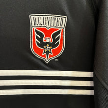 Cargar imagen en el visor de la galería, BNWOT Camiseta DC United 2004-05 Home Adidas Vintage - L/XL