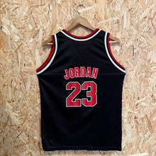 Carregar imagem no visualizador da galeria, Camiseta Chicago Bulls Alternate 1997/98 Michael Jordan #23 Champion Vintage - XL Youth