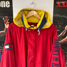 Cargar imagen en el visor de la galería, Chaqueta Tommy Hilfiger Spellout Vintage - M/L