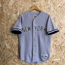 Lade das Bild in den Galerie-Viewer, Beisbolera New York Yankees Derek Jeter #2 Road Early 00s Majestic Vintage- M/L