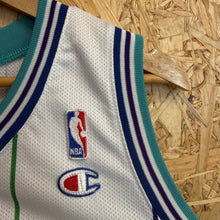 Cargar imagen en el visor de la galería, Camiseta Charlotte Hornets 1994/95 Home Larry Johnson #2 Champion Vintage - XS/S