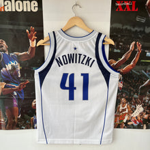 Cargar imagen en el visor de la galería, Camiseta Dallas Mavericks Home 2000-03 Dirk Nowitzki #41 Champion Vintage - XS/S