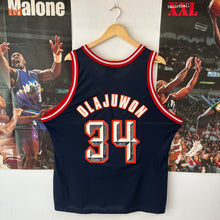 Load image into Gallery viewer, Camiseta Houston Rockets Road 1996-98 Hakeem Olajuwon #34 Champion Vintage - L/XL