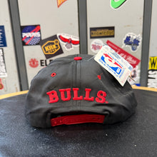 Cargar imagen en el visor de la galería, BNWT Gorra Chicago Bulls 90s Competitor Vintage