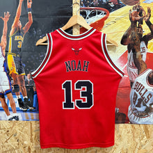 Cargar imagen en el visor de la galería, Camiseta Chicago Bulls Road 2009/10 Joakim Noah #13 Champion Vintage - M Youth
