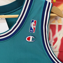 Carregar imagem no visualizador da galeria, Camiseta Charlotte Hornets Road 1991-92 Larry Johnson #2 Champion Vintage - M/L