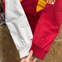 Cargar imagen en el visor de la galería, BNWT Chaqueta Ligera Atlanta Hawks 2018 Mitchell & Ness Vintage - M/L