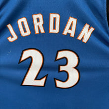 Carregar imagem no visualizador da galeria, Camiseta Washington Wizards Road 2001-03 Michael Jordan #23 Champion Vintage - XL Youth
