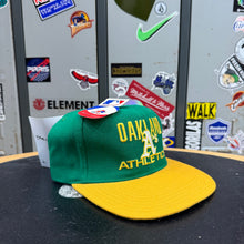 Carregar imagem no visualizador da galeria, BNWT Gorra Oakland Athletics Early 90s AMCAP Vintage