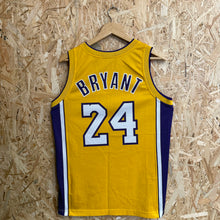 Cargar imagen en el visor de la galería, Camiseta Los Angeles Lakers 2008/09 Home Kobe Bryant #24 Champion Vintage - S/M