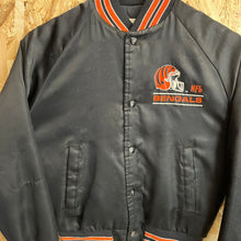 Cargar imagen en el visor de la galería, Chaqueta Bomber Satinada Cincinnati Bengals Late 80’s Chalk Line Vintage - L Youth