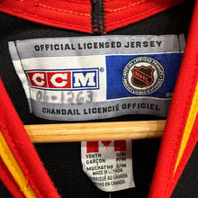 Load image into Gallery viewer, Camiseta Calgary Flames 2003/06 Third Jarome Iginla CCM Vintage - S/M YOUTH
