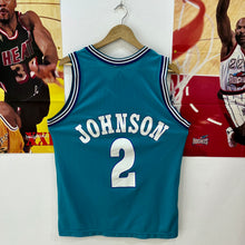 Carregar imagem no visualizador da galeria, Camiseta Charlotte Hornets Road 1991-92 Larry Johnson #2 Champion Vintage - M/L