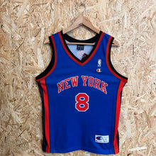 Carregar imagem no visualizador da galeria, Camiseta New York Knicks Road 2008/10 Danilo Gallinari #8 Champion Vintage - S/M