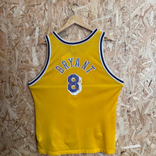 Cargar imagen en el visor de la galería, Camiseta Los Angeles Lakers 1996/97 Home Kobe Bryant #8 Champion Vintage - L/XL