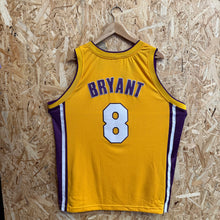Load image into Gallery viewer, Camiseta Los Angeles Lakers 2004/06 Home Kobe Bryant #8 Champion Vintage - XL/XXL