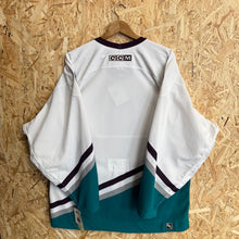 Cargar imagen en el visor de la galería, BNWT Camiseta Anaheim Mighty Ducks 2000/03 CCM Vintage - XL/XXL