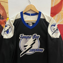 Cargar imagen en el visor de la galería, Camiseta Tampa Bay Lightning 1996 Ciccarelli #22 Road Bauer Vintage - L/XL