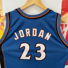 Carregar imagem no visualizador da galeria, Camiseta Washington Wizards Road 2001-03 Michael Jordan #23 Champion Vintage - XL Youth