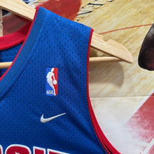 Cargar imagen en el visor de la galería, BNWOT Camiseta Detroit Pistons Road 2003/04 Darko Milicic #31 Nike Vintage - M YOUTH