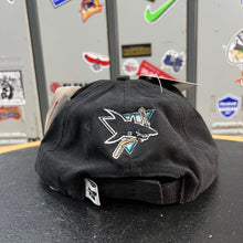 Cargar imagen en el visor de la galería, BNWT Gorra San Jose Sharks 90s Sports Specialties Vintage