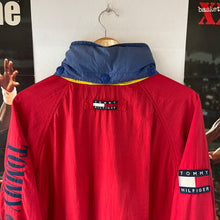 Cargar imagen en el visor de la galería, Chaqueta Tommy Hilfiger Spellout Vintage - M/L