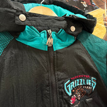 Cargar imagen en el visor de la galería, Chaqueta Vancouver Grizzlies Mid 90s Mighty-Mac Vintage - XS/S