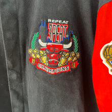 Cargar imagen en el visor de la galería, Chaqueta Chicago Bulls Repeat Three Peat 1998 Jeff Hamilton Vintage - M/L