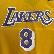 Cargar imagen en el visor de la galería, Camiseta Los Angeles Lakers 1996/97 Home Kobe Bryant #8 Champion Vintage - L/XL