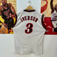 Lade das Bild in den Galerie-Viewer, Camiseta Philadelphia 76ers Home 2000-03 Allen Iverson #3 Champion Vintage - L/XL
