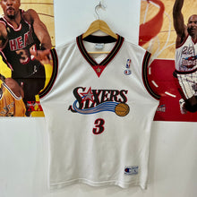 Lade das Bild in den Galerie-Viewer, Camiseta Philadelphia 76ers Home 2000-03 Allen Iverson #3 Champion Vintage - L/XL
