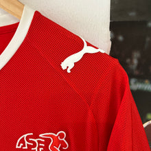 Carica l&#39;immagine nel visualizzatore di Gallery, Camiseta Suiza 2008 Home Puma - M/L

