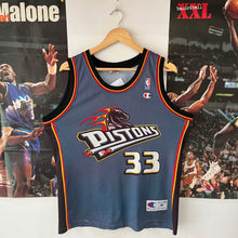 Cargar imagen en el visor de la galería, Camiseta Detroit Pistons Road 1996-97 Grant Hill #33 Champion Vintage - M/L
