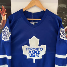 Carregar imagem no visualizador da galeria, Camiseta Toronto Maple Leafs 1991-93 Road Doug Gilmour #93 CCM Vintage - S/M
