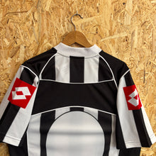 Carica l'immagine nel visualizzatore di Gallery, Camiseta Juventus 2002-03 Champions League Home Lotto Vintage - L/XL
