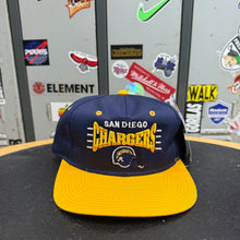 Load image into Gallery viewer, BNWT Gorra San Diego Chargers 90s Drew Pearson Vintage
