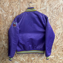 Carica l'immagine nel visualizzatore di Gallery, Chaqueta Bomber Satinada Minnesota Vikings Late 80’s/ Early 90’s Starter Vintage - M/L
