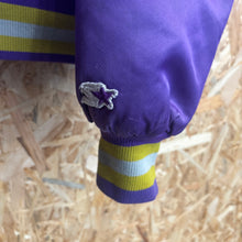 Carica l'immagine nel visualizzatore di Gallery, Chaqueta Bomber Satinada Minnesota Vikings Late 80’s/ Early 90’s Starter Vintage - M/L
